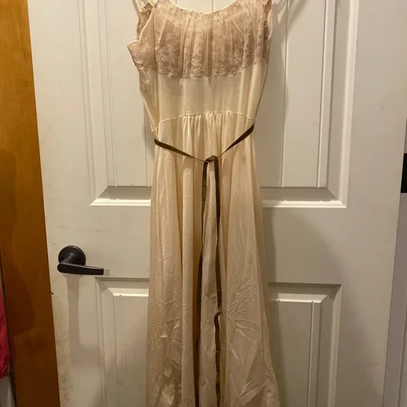Vintage Vanity Fair Lingerie Dress - Picture 9 of 16